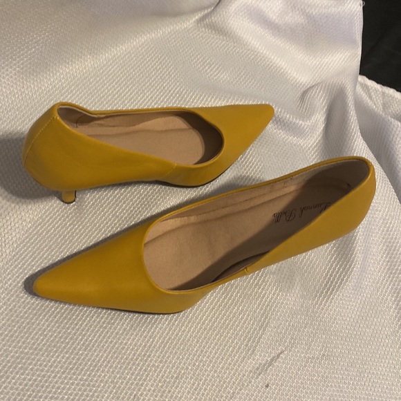 LUNNAH BELLA SIZE 9. Yellow pump  never worn - Picture 3 of 7